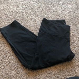 Black Old navy active high waist crops